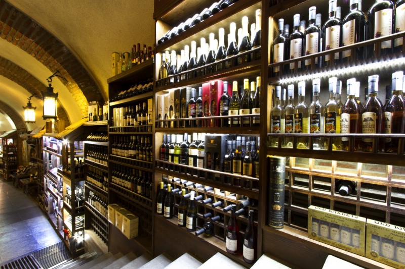 bar-FIGANIERES-min_world_street_travel_shop_canon_georgia_wine_bottles-429767